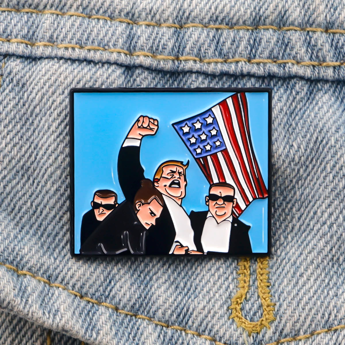 Pin’s Trump avec bras levé et drapeau usa